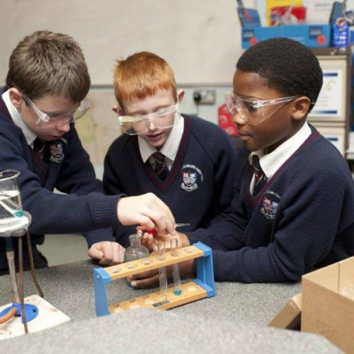 Secondary shool children in a practical lab science class, Wales UK mejores colegios publicos de Reino Unido